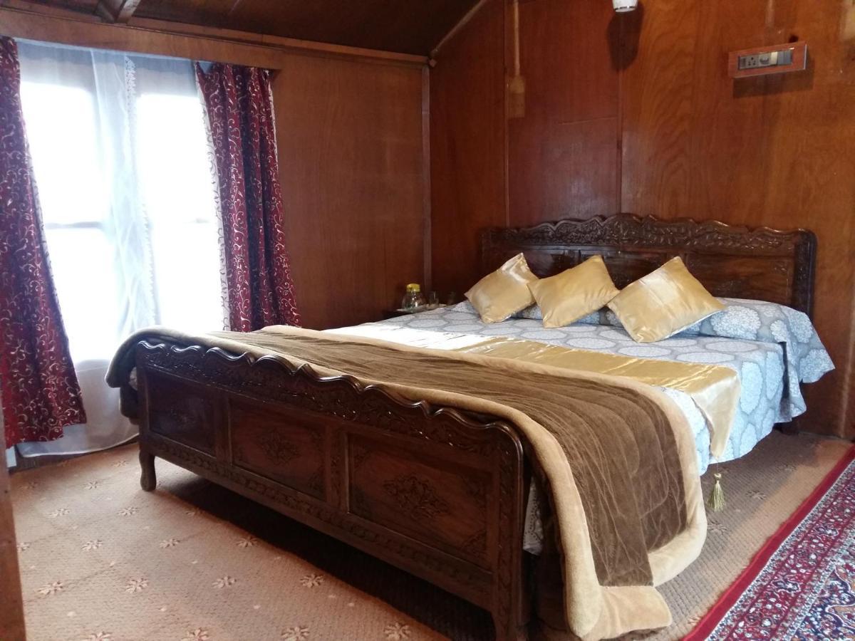 Houseboat Moon Of Kashmir Hotell Srīnagar Eksteriør bilde