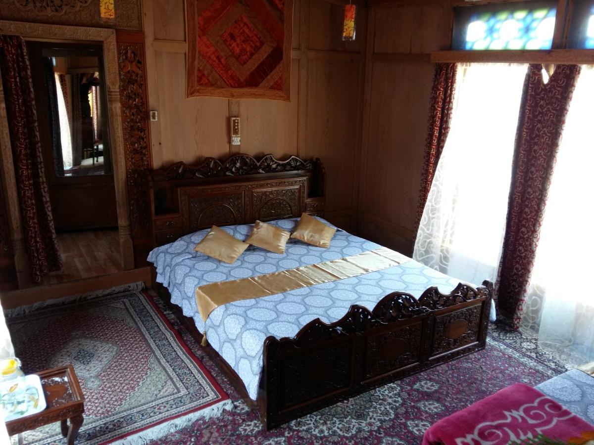 Houseboat Moon Of Kashmir Hotell Srīnagar Eksteriør bilde