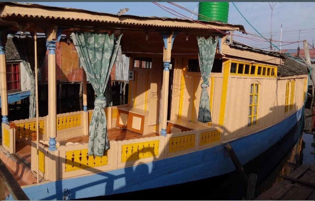 Houseboat Moon Of Kashmir Hotell Srīnagar Eksteriør bilde