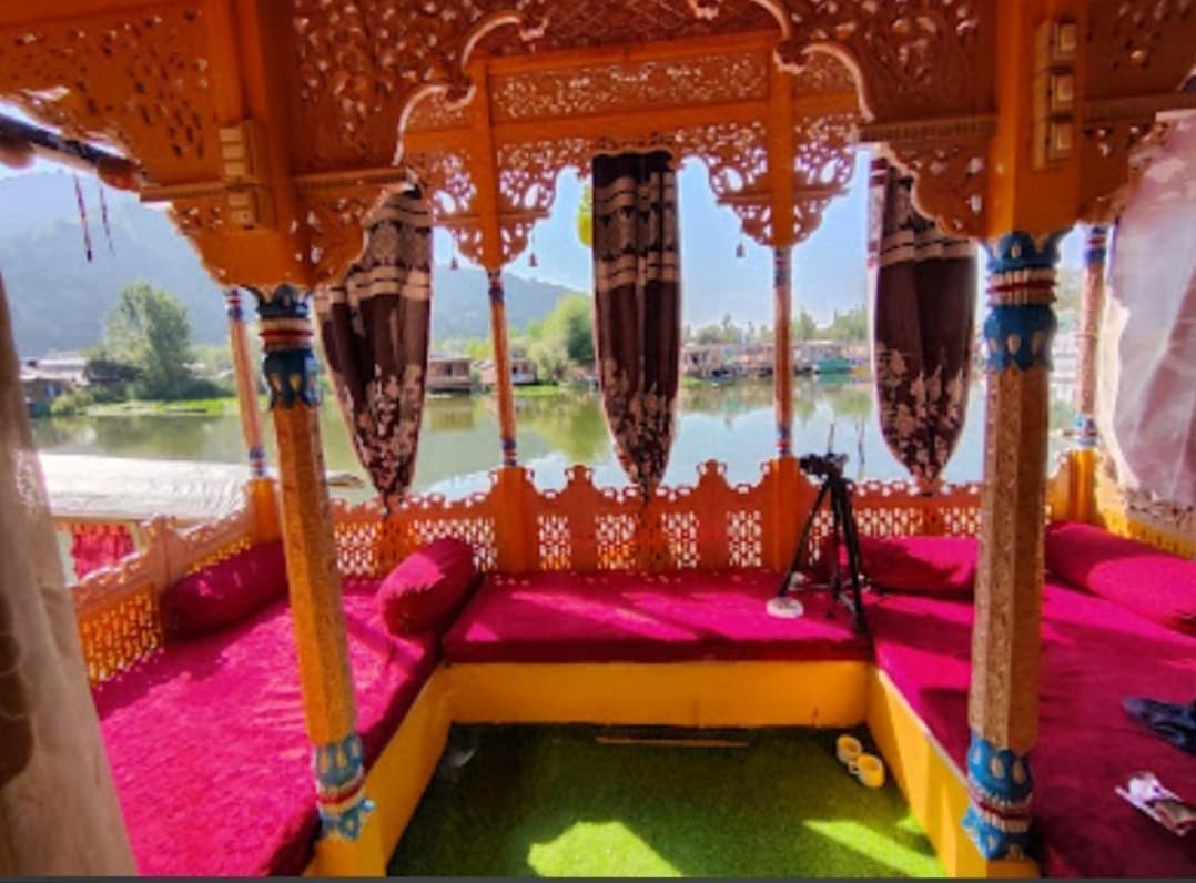 Houseboat Moon Of Kashmir Hotell Srīnagar Eksteriør bilde