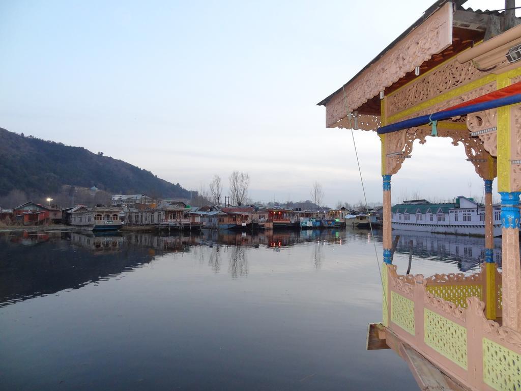 Houseboat Moon Of Kashmir Hotell Srīnagar Eksteriør bilde