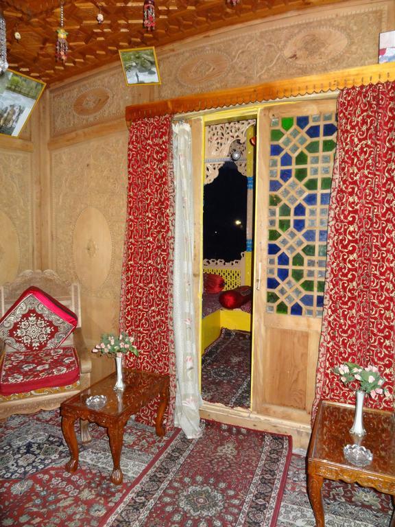 Houseboat Moon Of Kashmir Hotell Srīnagar Eksteriør bilde