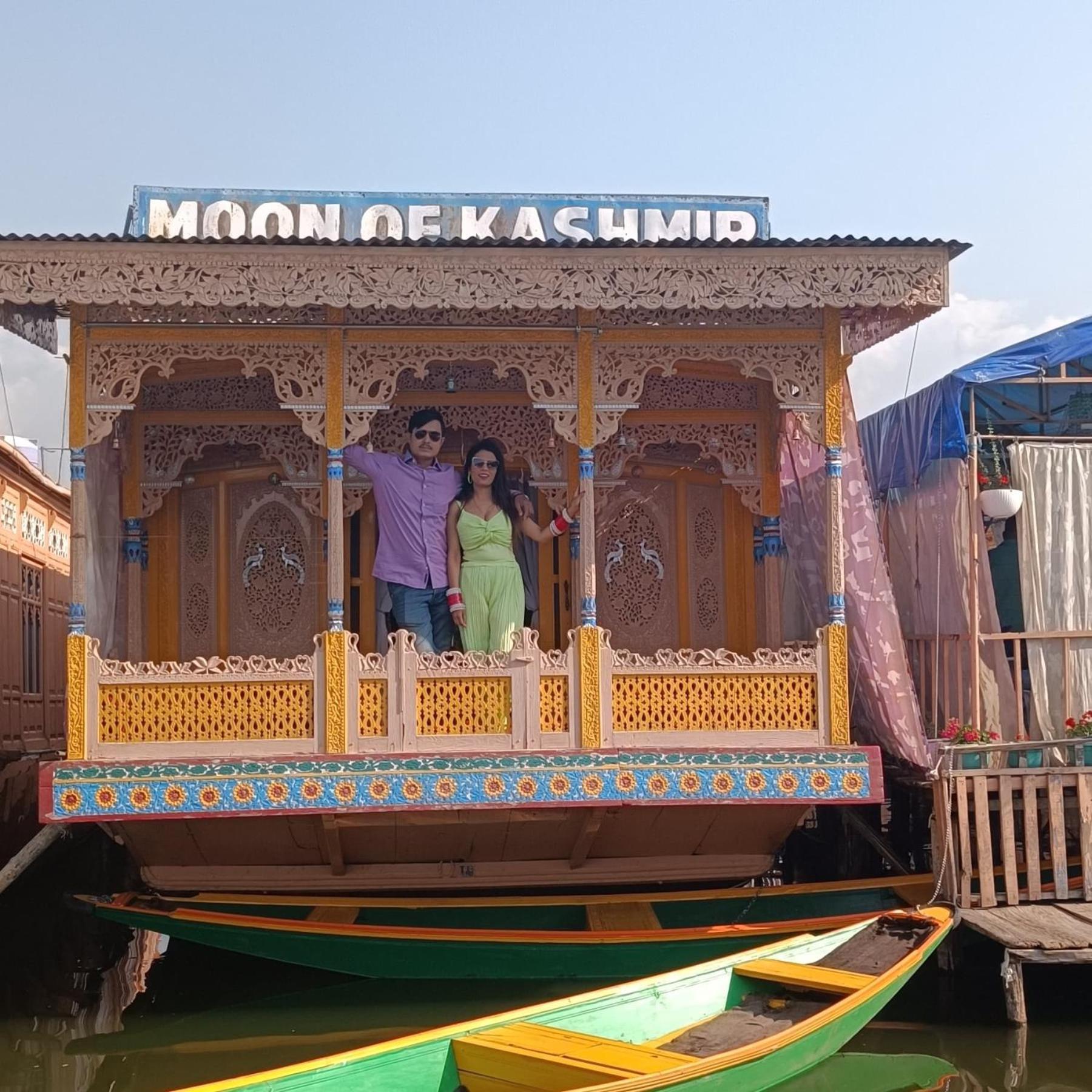 Houseboat Moon Of Kashmir Hotell Srīnagar Eksteriør bilde