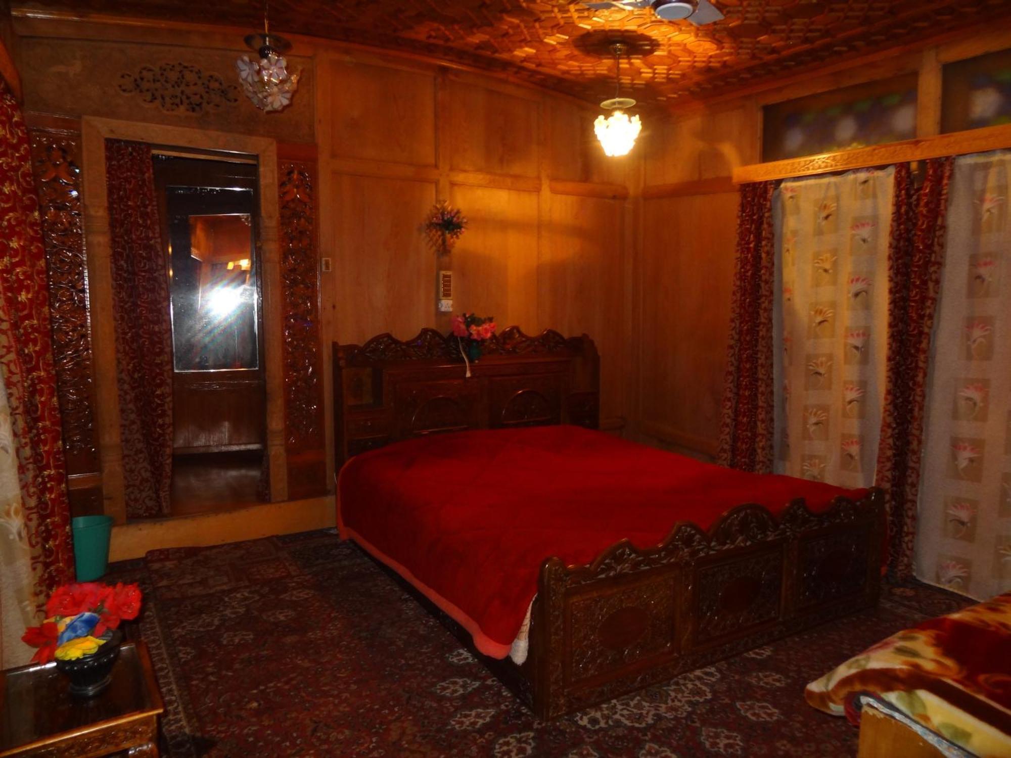 Houseboat Moon Of Kashmir Hotell Srīnagar Rom bilde