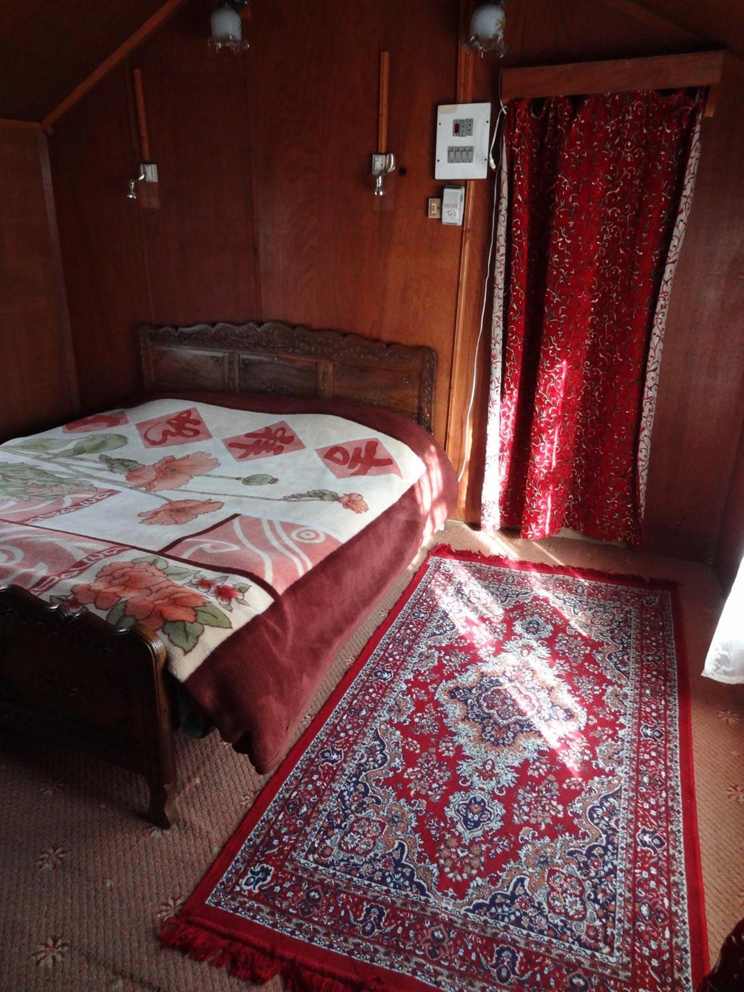 Houseboat Moon Of Kashmir Hotell Srīnagar Rom bilde
