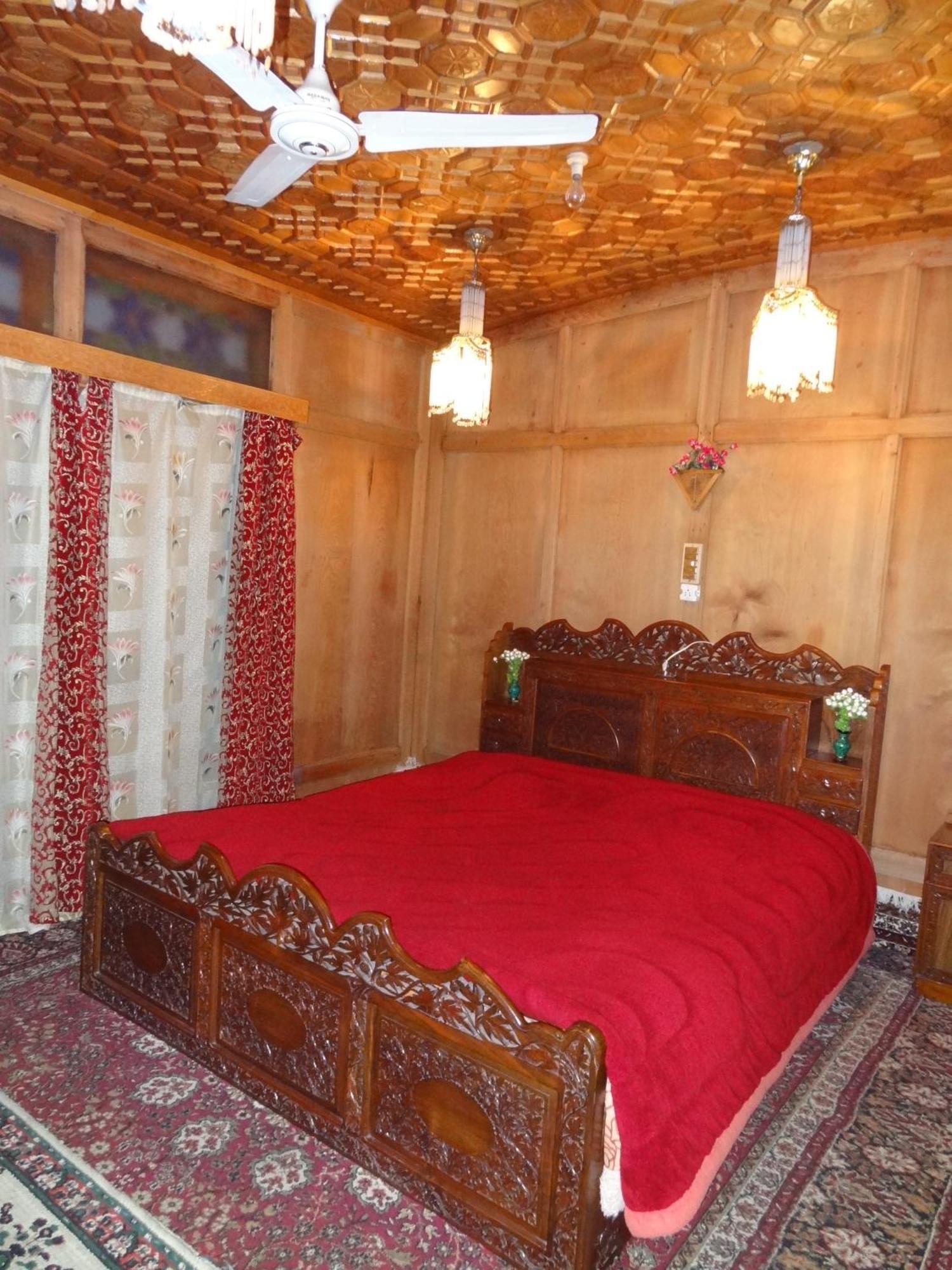 Houseboat Moon Of Kashmir Hotell Srīnagar Rom bilde