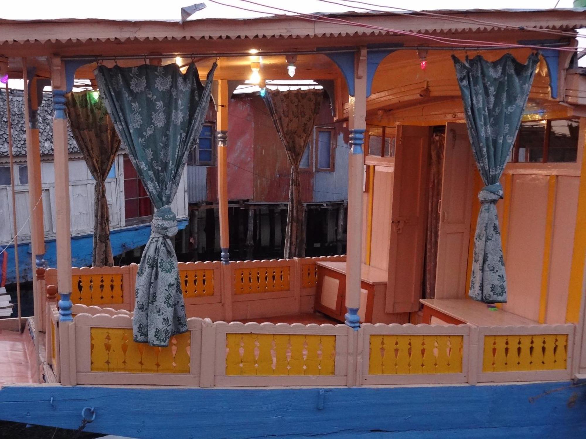 Houseboat Moon Of Kashmir Hotell Srīnagar Rom bilde