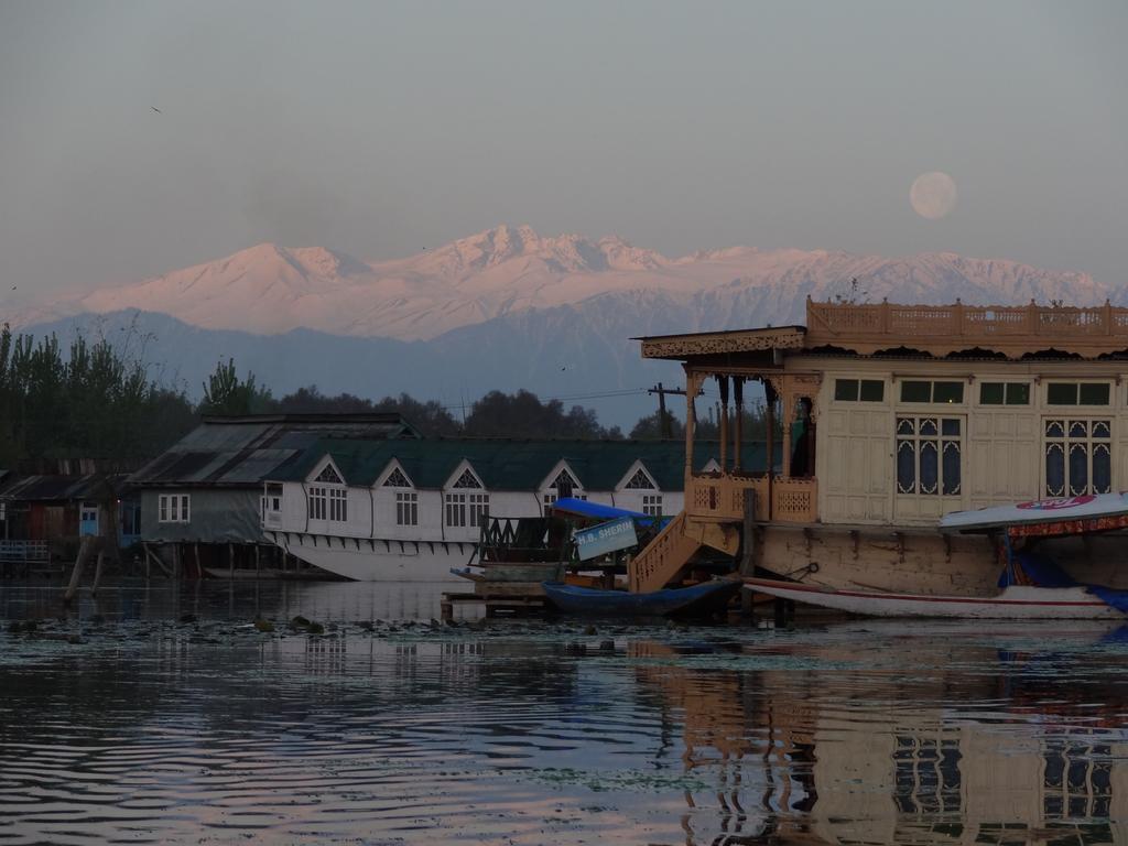 Houseboat Moon Of Kashmir Hotell Srīnagar Eksteriør bilde