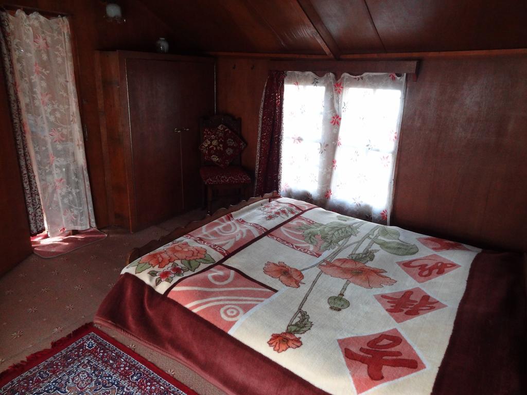 Houseboat Moon Of Kashmir Hotell Srīnagar Rom bilde