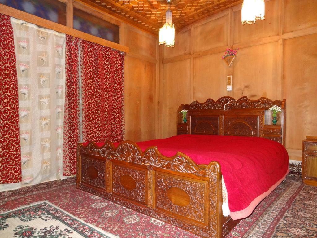 Houseboat Moon Of Kashmir Hotell Srīnagar Rom bilde