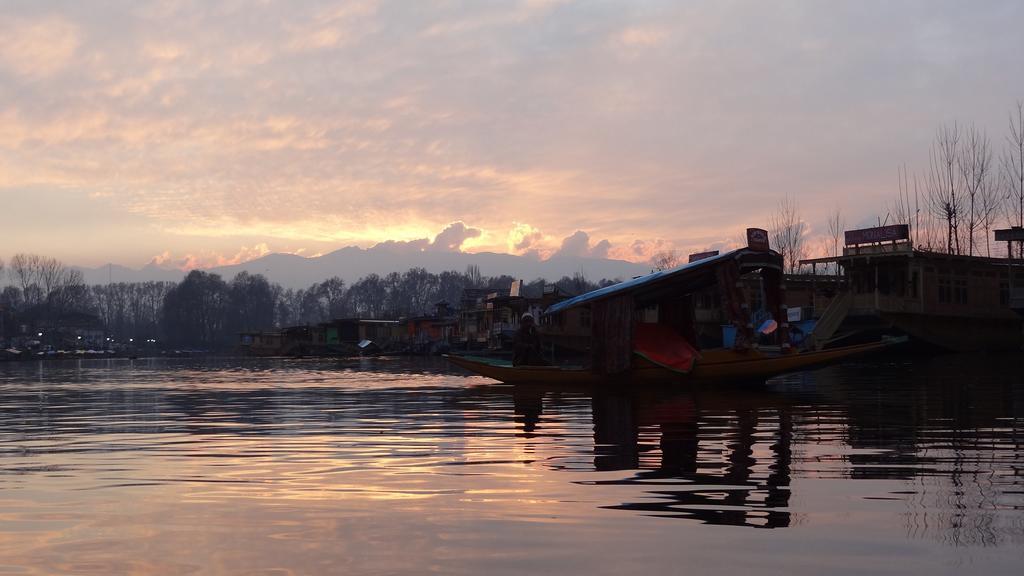 Houseboat Moon Of Kashmir Hotell Srīnagar Eksteriør bilde