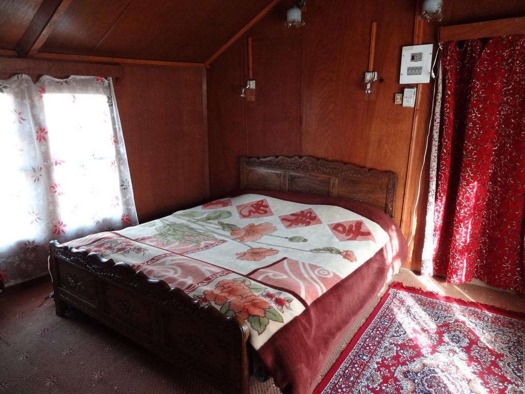 Houseboat Moon Of Kashmir Hotell Srīnagar Rom bilde