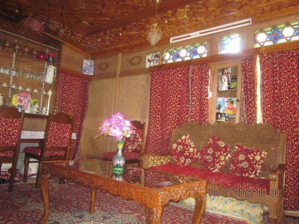 Houseboat Moon Of Kashmir Hotell Srīnagar Eksteriør bilde