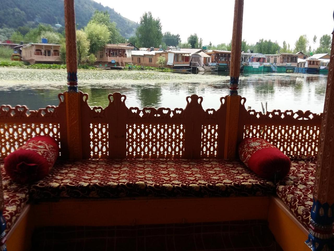 Houseboat Moon Of Kashmir Hotell Srīnagar Eksteriør bilde