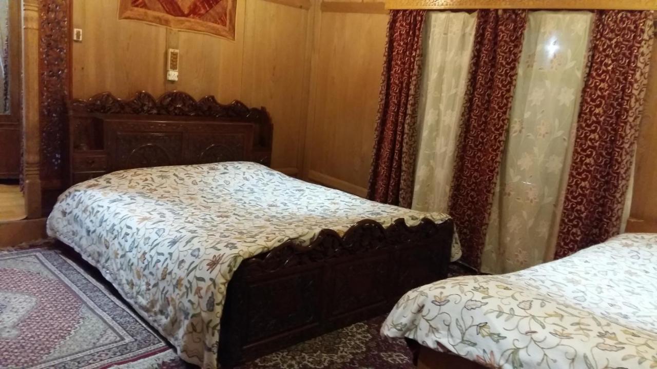 Houseboat Moon Of Kashmir Hotell Srīnagar Eksteriør bilde